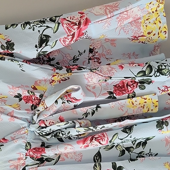 Flowy Floral Romper - Picture 3 of 4